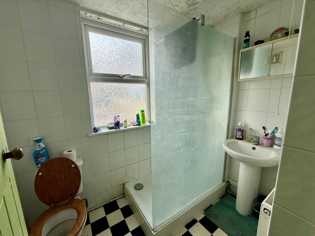 Lot: 30 - MIXED-USE DOUBLE-FRONTED BUILDING - 10 Grange Road - shower room with W.C.